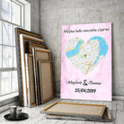 Affiche personnalisée maps style cœur posée au sol sur mur de briques rouges, variante