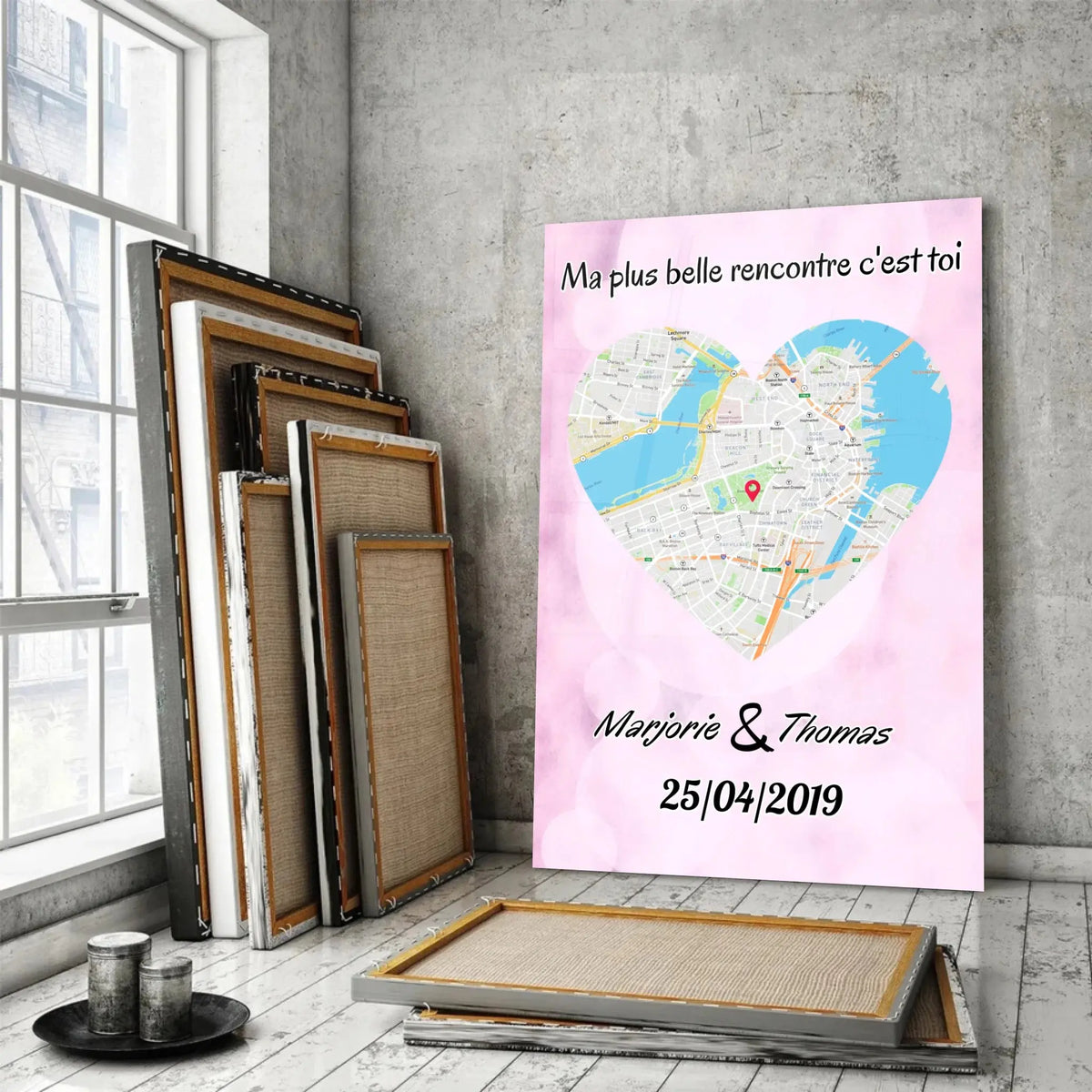 Affiche personnalisée maps style cœur posée au sol sur mur de briques rouges, variante