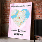 Affiche personnalisée maps style cœur posée au sol sur mur de briques rouges, entourée de cadres