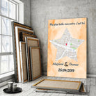 Affiche personnalisée maps style étoile dans un loft, près d'une fenêtre, cadres en bois empilés