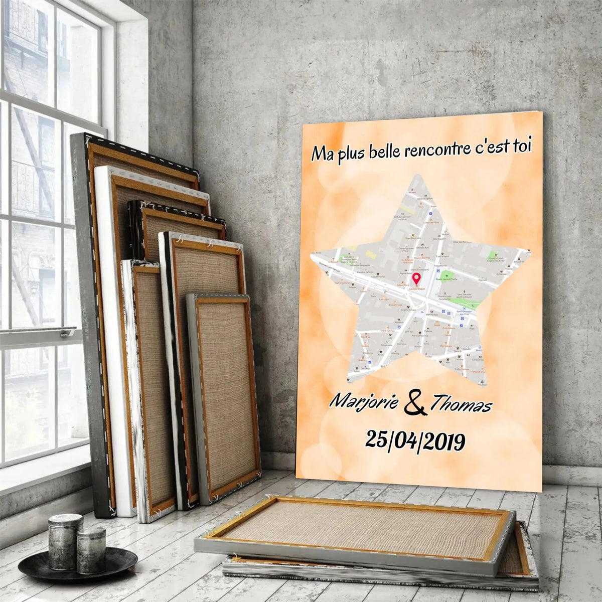 Affiche personnalisée maps style étoile dans un loft, près d'une fenêtre, cadres en bois empilés