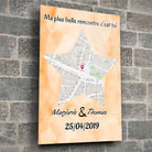 Affiche personnalisée maps style étoile dans un loft, mur de pierre grise, cadres empilés