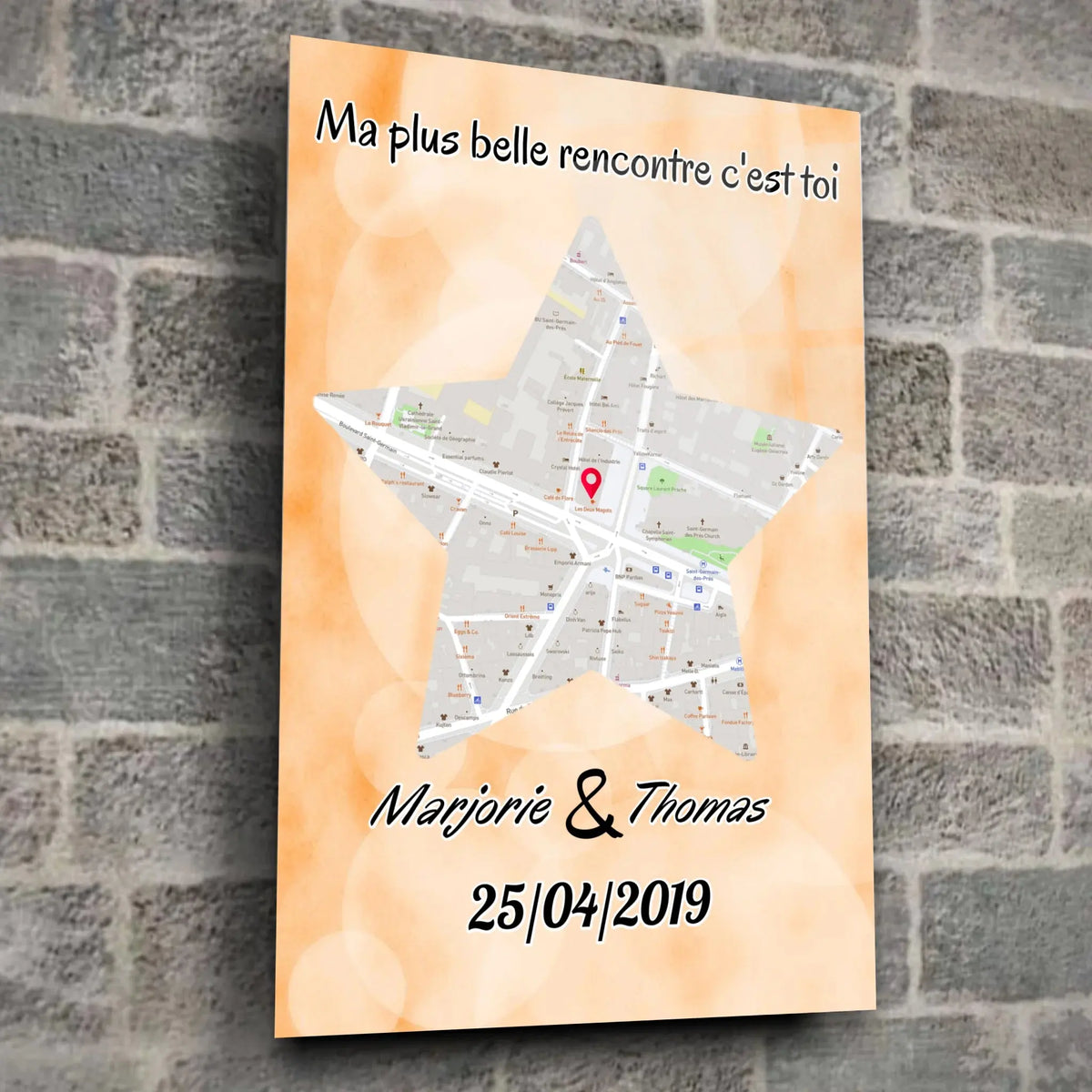 Affiche personnalisée maps style étoile dans un loft, mur de pierre grise, cadres empilés