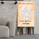 Affiche personnalisée maps style étoile posée sur un meuble bas, gros plan