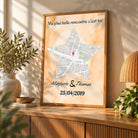 Affiche personnalisée maps style étoile posée sur un meuble bas, salon lumineux, variante