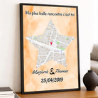 Affiche personnalisée maps style étoile posée sur un meuble bas, salon lumineux