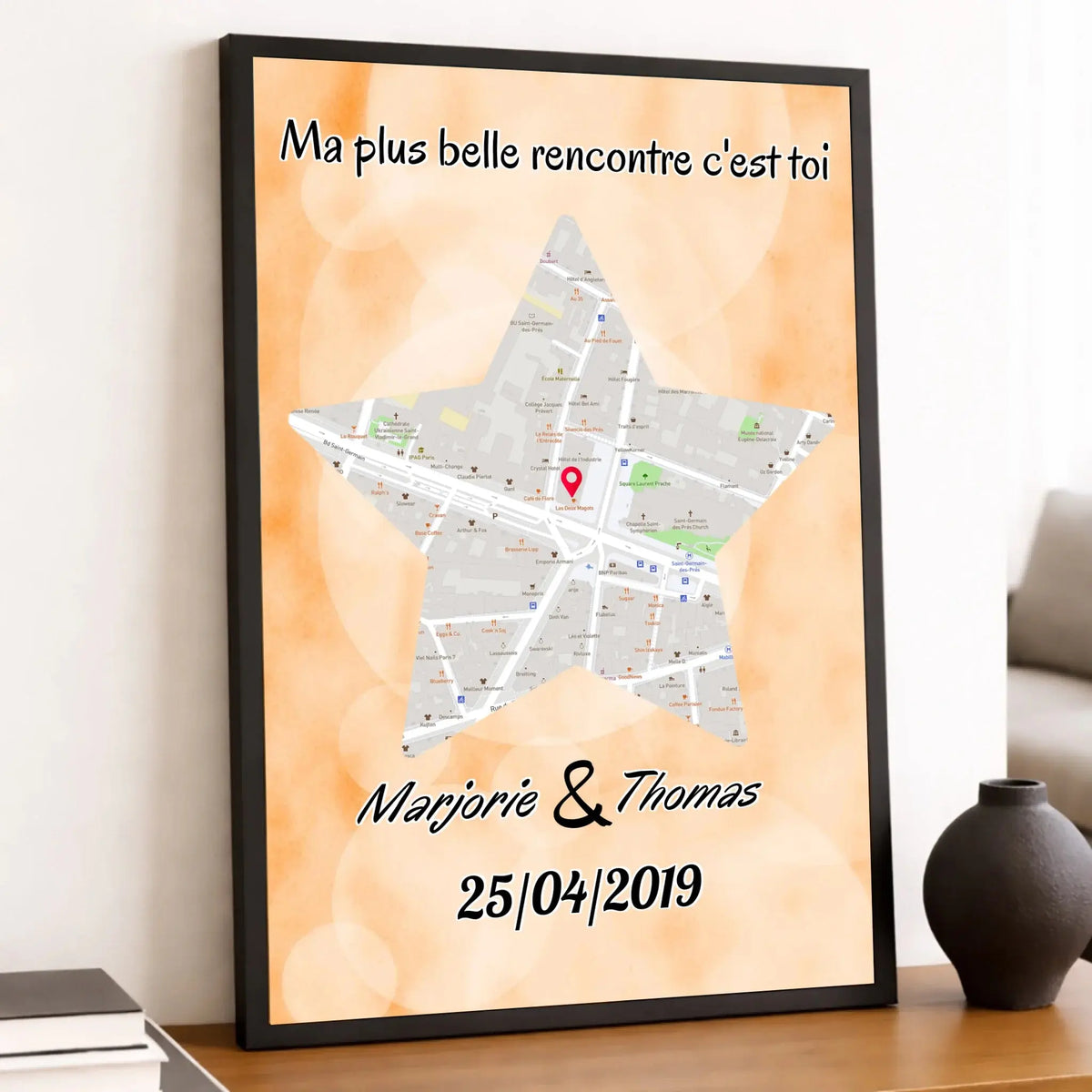 Affiche personnalisée maps style étoile posée sur un meuble bas, salon lumineux