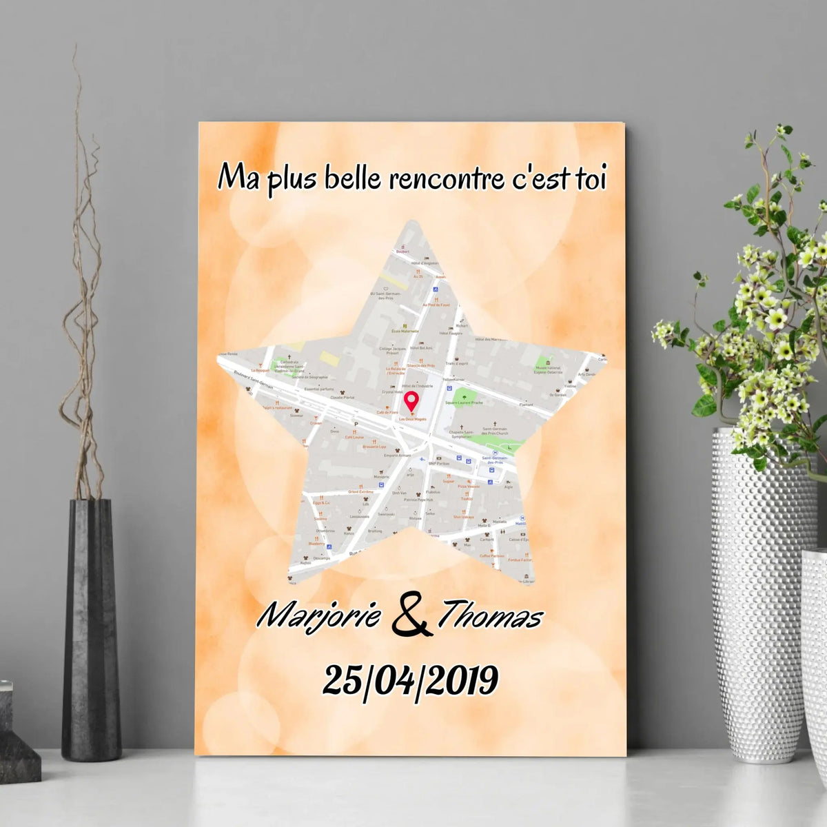 Affiche personnalisée maps style étoile posée sur un meuble, décoration avec vases