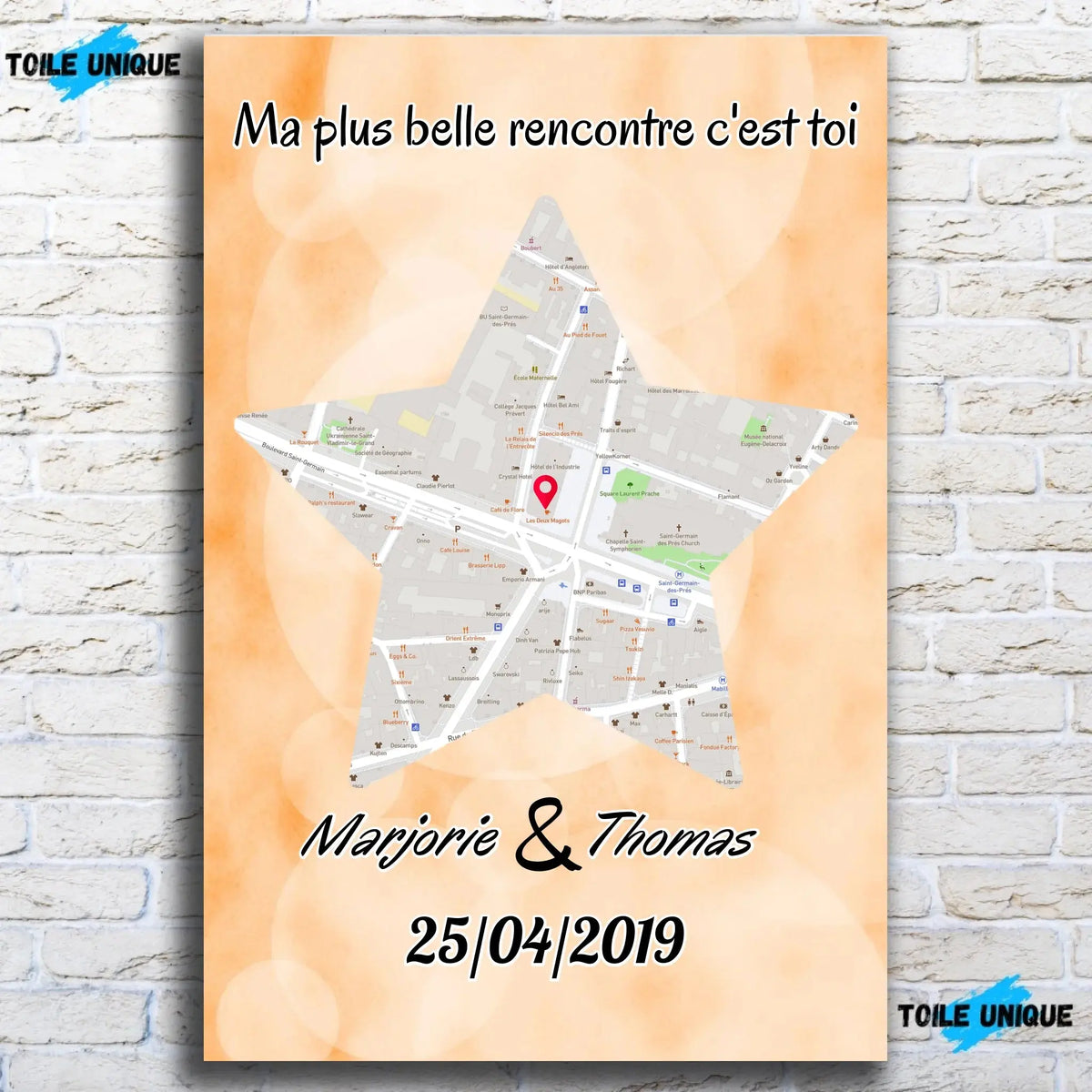 Affiche personnalisée maps style étoile, vue de face sur mur de briques blanches
