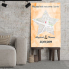 Affiche personnalisée maps style étoile accrochée au mur, salon canapé beige