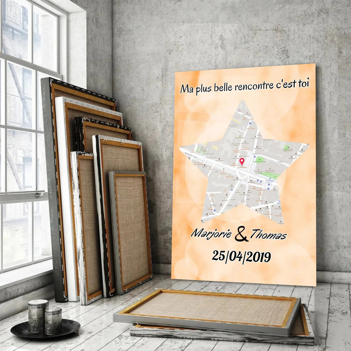 Affiche personnalisée maps style étoile posée au sol sur mur de briques rouges, variante