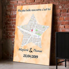 Affiche personnalisée maps style étoile posée au sol sur mur de briques rouges, entourée de cadres