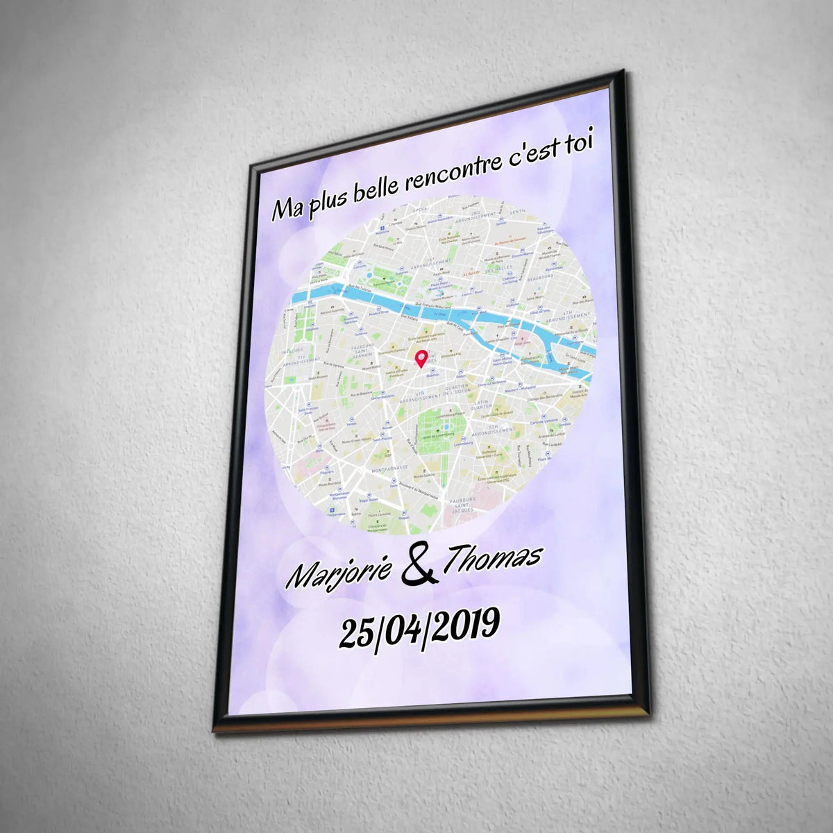Affiche personnalisée maps style rond dans un cadre noir, inclinée
