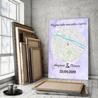 Affiche personnalisée maps style rond dans un loft, près d'une fenêtre, cadres en bois empilés