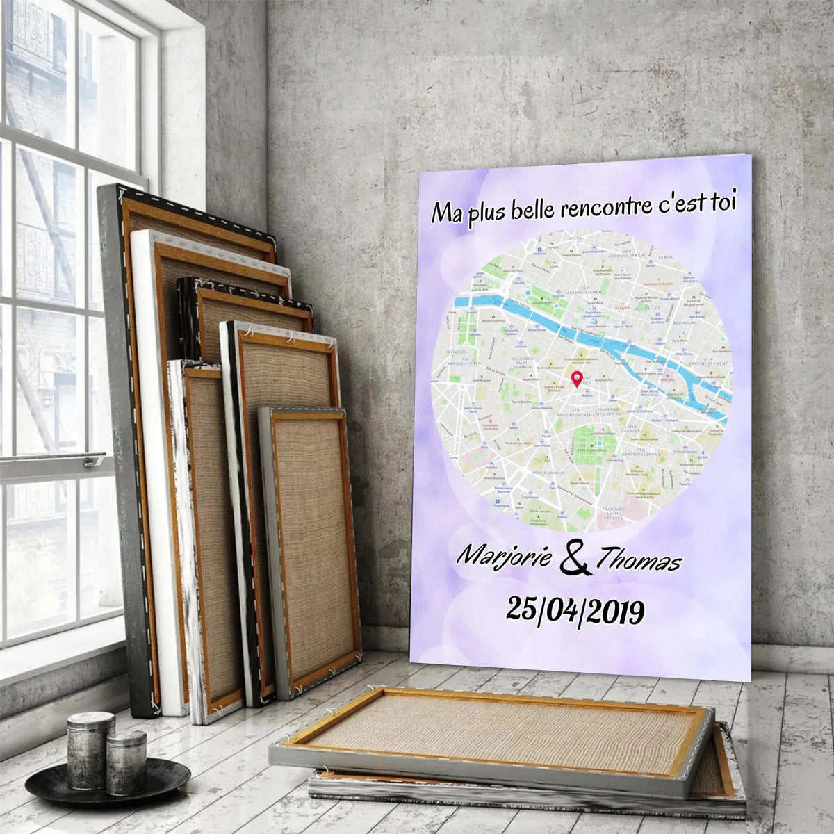 Affiche personnalisée maps style rond dans un loft, près d'une fenêtre, cadres en bois empilés