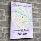 Affiche personnalisée maps style rond dans un loft, mur de pierre grise, cadres empilés