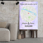 Affiche personnalisée maps style rond posée sur un meuble bas, gros plan