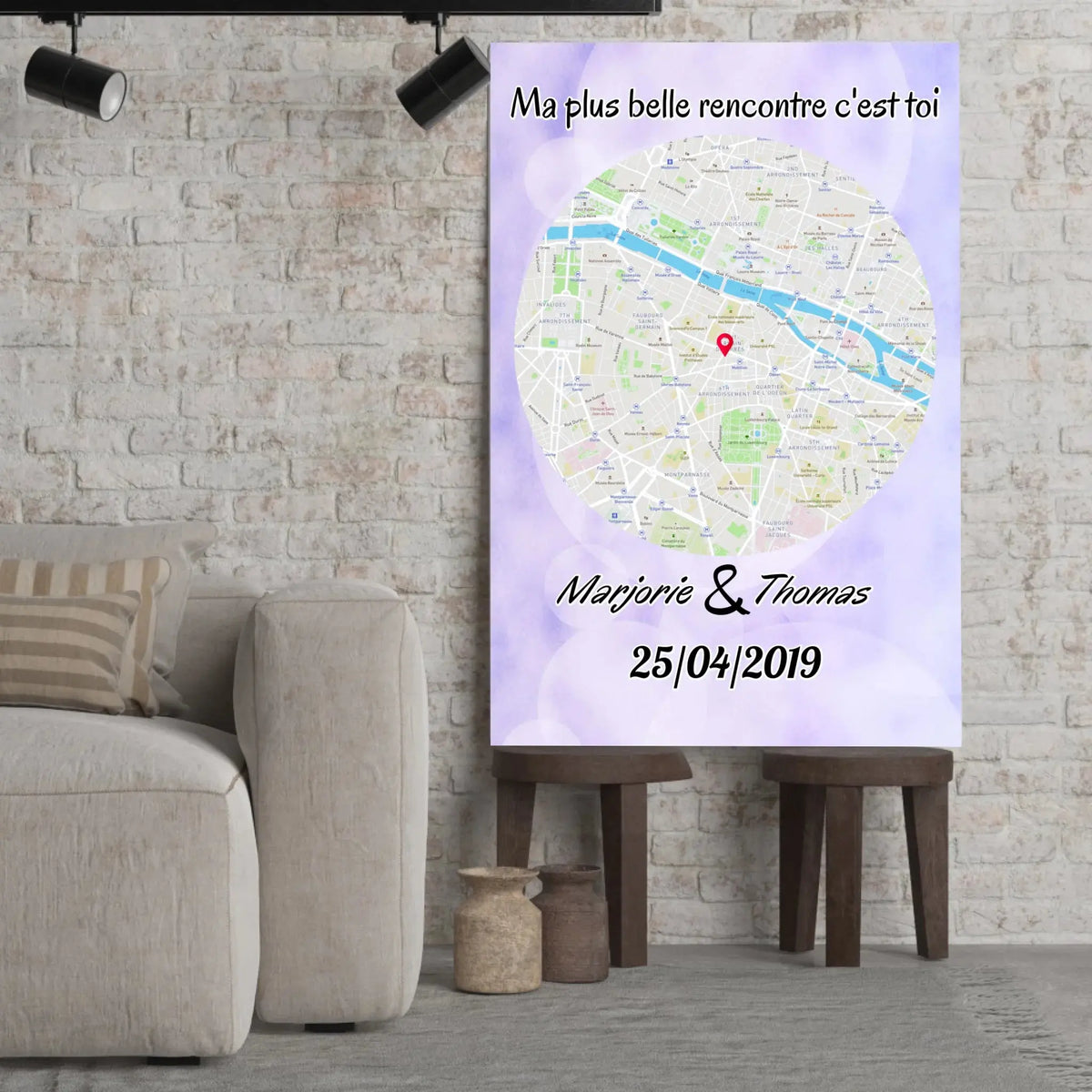 Affiche personnalisée maps style rond posée sur un meuble bas, gros plan