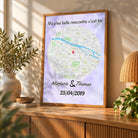 Affiche personnalisée maps style rond posée sur un meuble bas, salon lumineux, variante