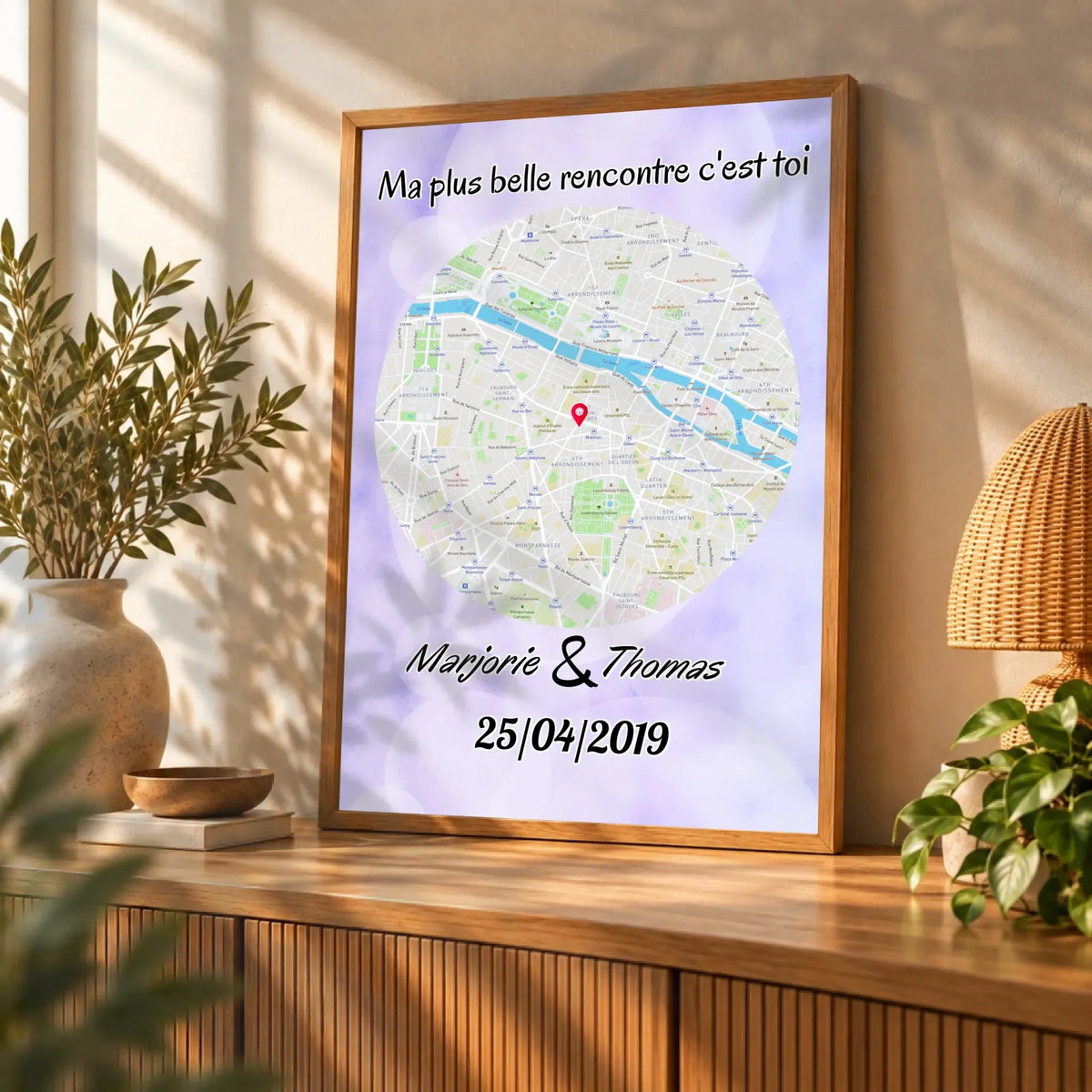 Affiche personnalisée maps style rond posée sur un meuble bas, salon lumineux, variante
