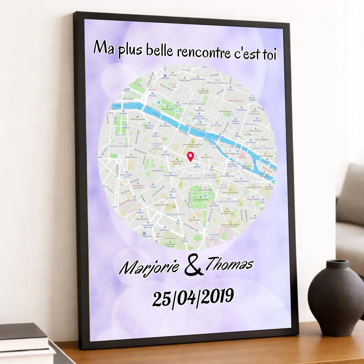 Affiche personnalisée maps style rond posée sur un meuble bas, salon lumineux
