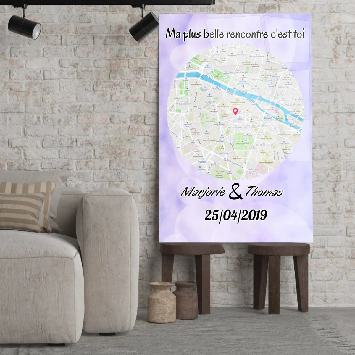 Affiche personnalisée maps style rond accrochée au mur, salon canapé beige