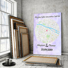 Affiche personnalisée maps style rond posée au sol sur mur de briques rouges, variante