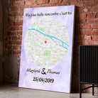 Affiche personnalisée maps style rond posée au sol sur mur de briques rouges, entourée de cadres