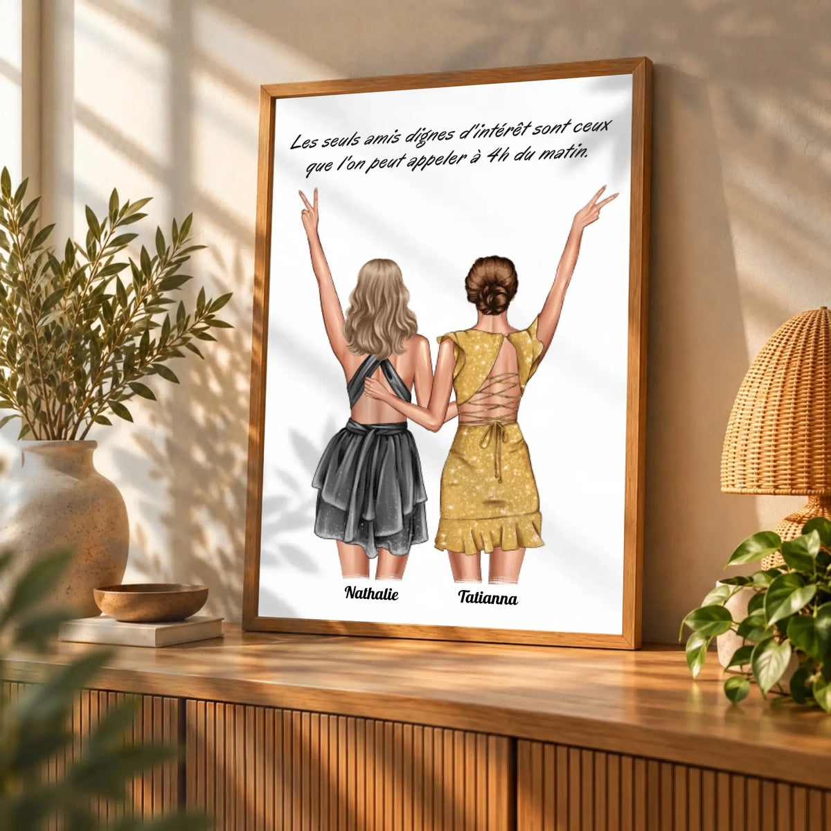 Affiche personnalisée meilleures amies posée sur un meuble bas, salon lumineux, variante