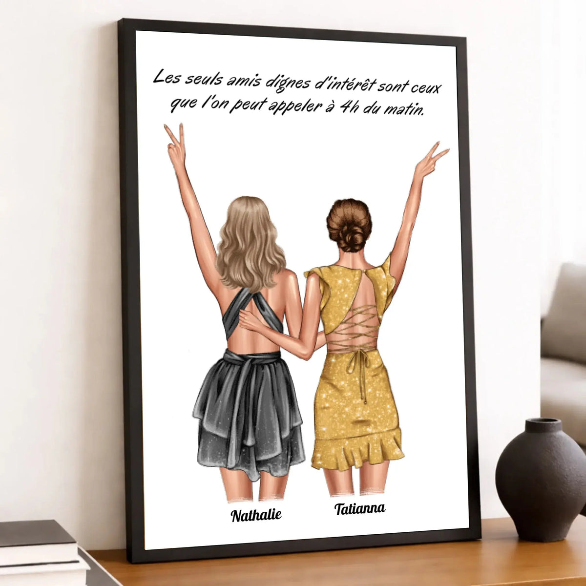 Affiche personnalisée meilleures amies posée sur un meuble bas, salon lumineux