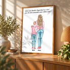Affiche personnalisée mère et enfant posée sur un meuble, ambiance lumineuse dorée