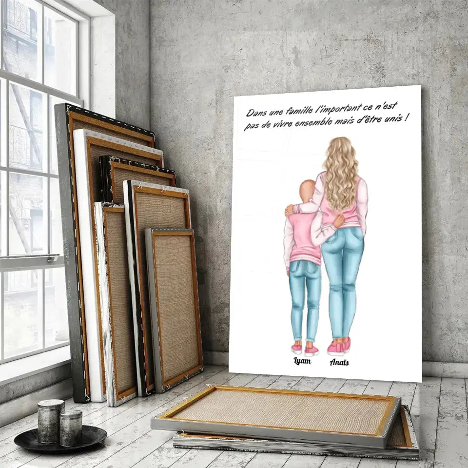 Affiche personnalisée mère et enfant posée au sol sur mur de briques rouges, variante