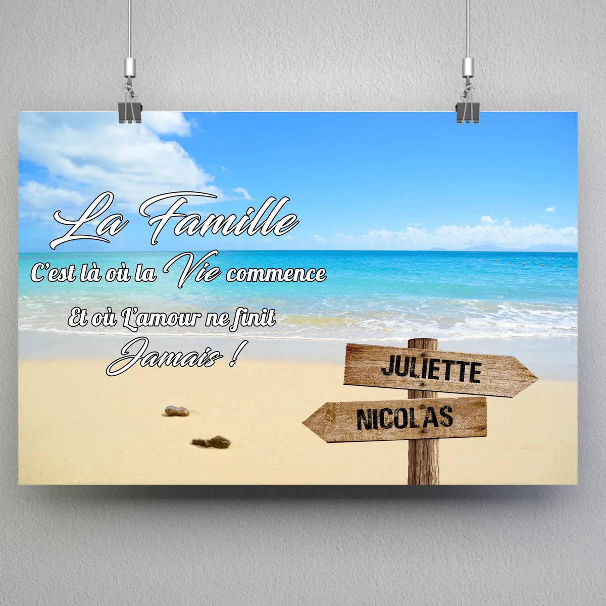 Affiche prénoms personnalisée plage et sable fin, suspendue avec pinces