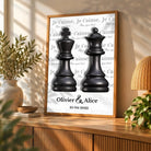 Affiche personnalisée couple Roi et Reine échiquier posée sur un meuble bas, salon lumineux