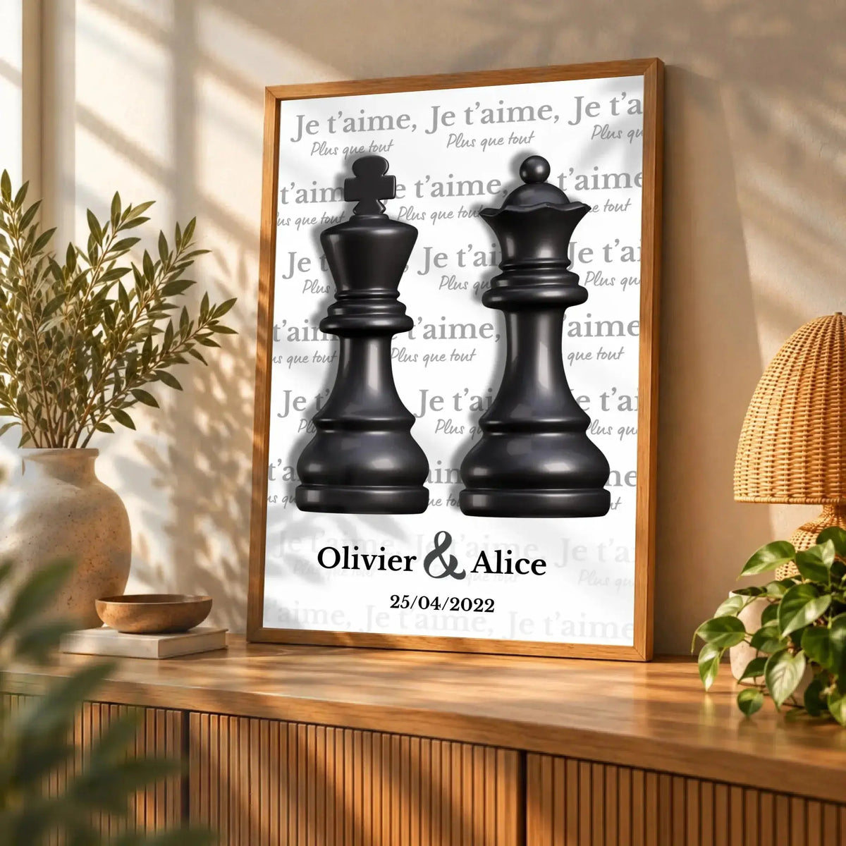 Affiche personnalisée couple Roi et Reine échiquier posée sur un meuble bas, salon lumineux