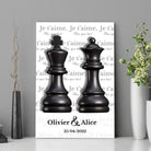 Affiche personnalisée couple Roi et Reine échiquier posée sur un meuble, décoration avec vases