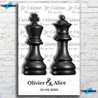 Affiche personnalisée couple Roi et Reine échiquier, vue de face sur mur de briques blanches