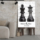 Affiche personnalisée couple Roi et Reine échiquier posée sur un tabouret, salon lumineux