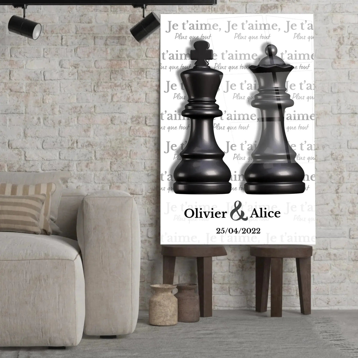 Affiche personnalisée couple Roi et Reine échiquier posée sur un tabouret, salon lumineux