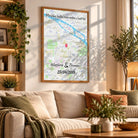 Grande affiche personnalisée maps style cadre total accrochée au mur, salon bibliothèque