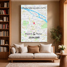 Grande affiche personnalisée maps style cadre total accrochée au mur, salon lumineux