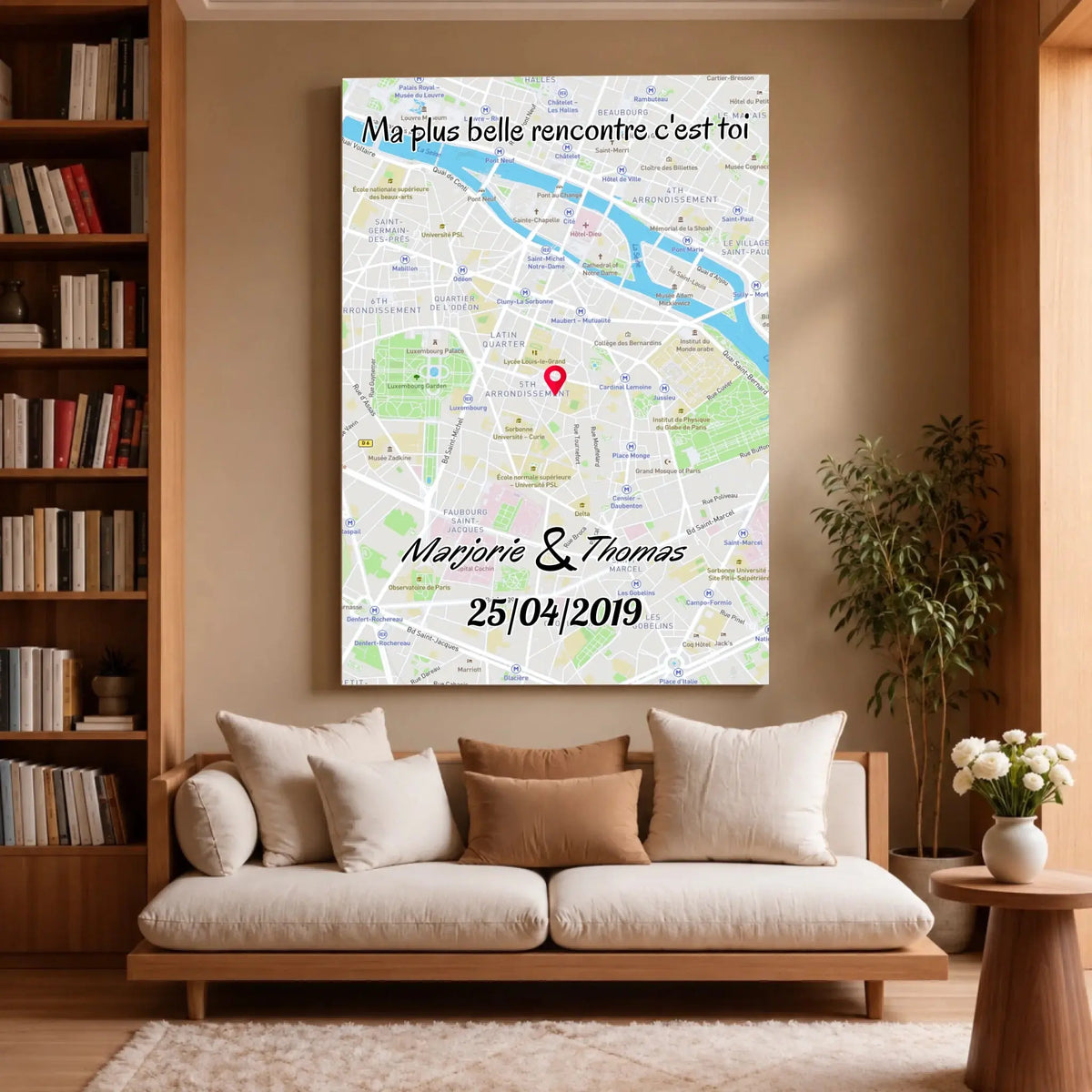 Grande affiche personnalisée maps style cadre total accrochée au mur, salon lumineux