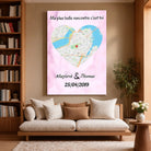 Grande affiche personnalisée maps style cœur accrochée au mur, salon lumineux