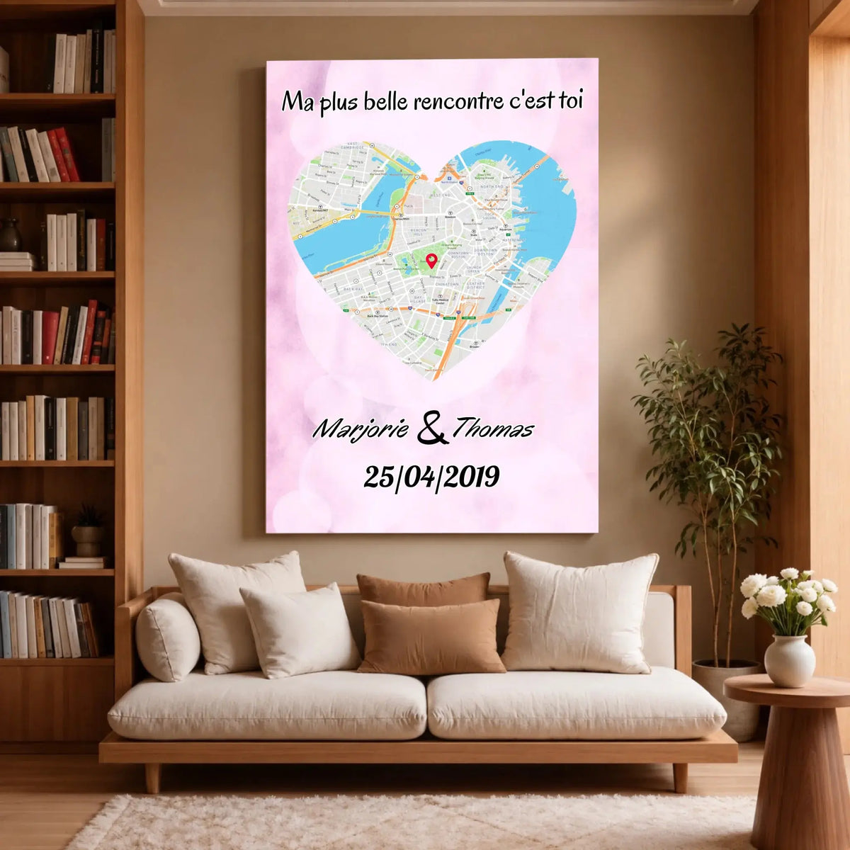 Grande affiche personnalisée maps style cœur accrochée au mur, salon lumineux