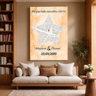 Grande affiche personnalisée maps style étoile accrochée au mur, salon lumineux