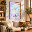 Grande affiche personnalisée maps style rond accrochée au mur, salon bibliothèque