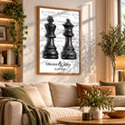 Grande affiche personnalisée couple Roi et Reine échiquier accrochée au mur, salon bibliothèque