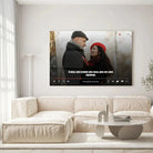 Grande toile couple personnalisée affiche netflix film accrochée au mur, salon lumineux