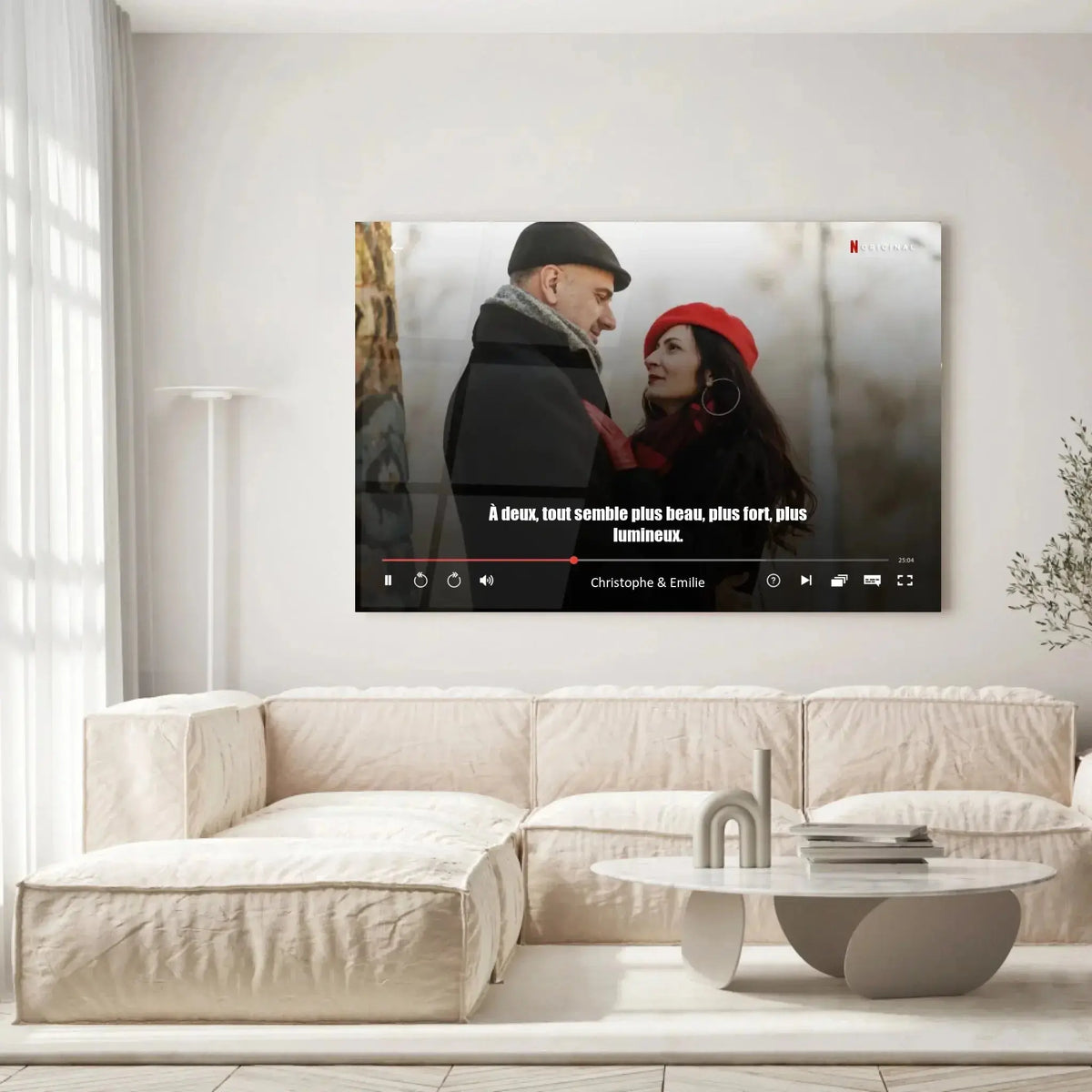 Grande toile couple personnalisée affiche netflix film accrochée au mur, salon lumineux