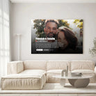 Grande toile couple personnalisée affiche netflix romantique accrochée au mur, salon lumineux